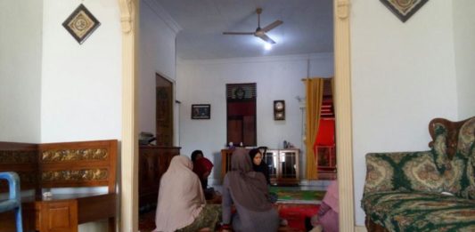 Sesak Napas, Suparto Wafat di Mekah Suasana rumah almarhum Suparto di Jalan Daeng Menambon Rt 01/Rw 01, Desa Kuala Secapah, Kecamatan Mempawah Hilir dipenuhi sanak keluarga, Minggu (8/12). Ari Sandy