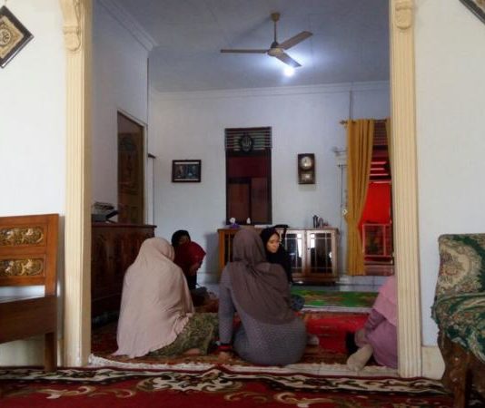 Sesak Napas, Suparto Wafat di Mekah Suasana rumah almarhum Suparto di Jalan Daeng Menambon Rt 01/Rw 01, Desa Kuala Secapah, Kecamatan Mempawah Hilir dipenuhi sanak keluarga, Minggu (8/12). Ari Sandy