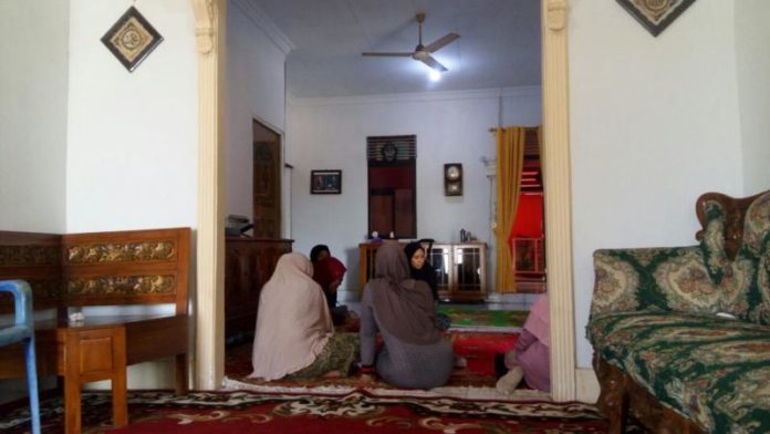 Suasana rumah almarhum Suparto di Jalan Daeng Menambon Rt 01/Rw 01, Desa Kuala Secapah, Kecamatan Mempawah Hilir dipenuhi sanak keluarga, Minggu (8/12). Ari Sandy