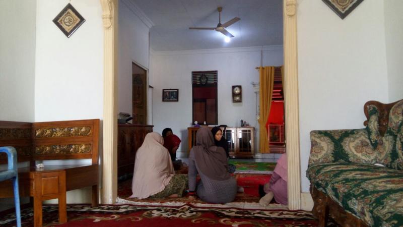 Suasana rumah almarhum Suparto di Jalan Daeng Menambon Rt 01/Rw 01, Desa Kuala Secapah, Kecamatan Mempawah Hilir dipenuhi sanak keluarga, Minggu (8/12). Ari Sandy