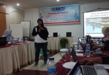Tingkatkan SDM untuk Tangkal Hoaks PEMATERI. Dian Lestari, Ketua Sejuk Kalbar saat menyampaikan materi dalam kegiatan ToT yang digelar HCC Kalbar di Hotel Kapuas Dharma Pontianak, Sabtu (11/8)--Nova Sari