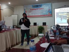 Tingkatkan SDM untuk Tangkal Hoaks PEMATERI. Dian Lestari, Ketua Sejuk Kalbar saat menyampaikan materi dalam kegiatan ToT yang digelar HCC Kalbar di Hotel Kapuas Dharma Pontianak, Sabtu (11/8)--Nova Sari