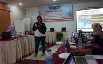 Tingkatkan SDM untuk Tangkal Hoaks PEMATERI. Dian Lestari, Ketua Sejuk Kalbar saat menyampaikan materi dalam kegiatan ToT yang digelar HCC Kalbar di Hotel Kapuas Dharma Pontianak, Sabtu (11/8)--Nova Sari