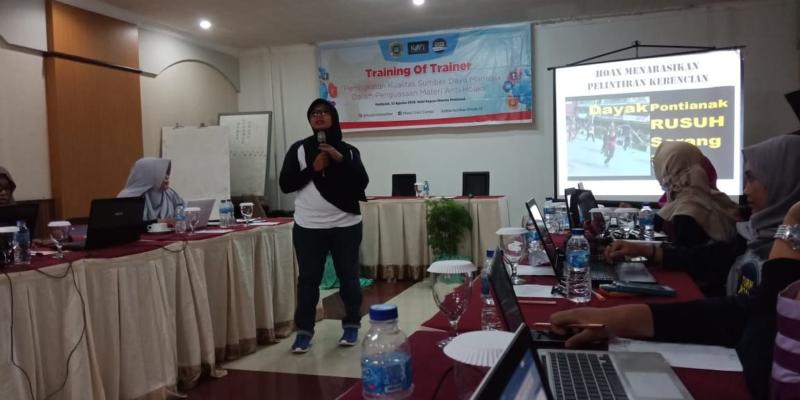 PEMATERI. Dian Lestari, Ketua Sejuk Kalbar saat menyampaikan materi dalam kegiatan ToT yang digelar HCC Kalbar di Hotel Kapuas Dharma Pontianak, Sabtu (11/8)--Nova Sari