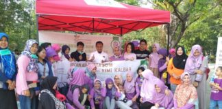 Menyusui Buat Ibu-ibu Galau, Takut Berat Badan Naik DIABADIKAN. Sidiq Handanu Widoyono pengurus dan anggota AIMI Kalbar di Taman Digulis Untan, Pontianak, Minggu pagi (12/8). Suci Nurdini Setiowati-RK