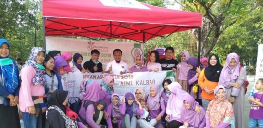 Menyusui Buat Ibu-ibu Galau, Takut Berat Badan Naik DIABADIKAN. Sidiq Handanu Widoyono pengurus dan anggota AIMI Kalbar di Taman Digulis Untan, Pontianak, Minggu pagi (12/8). Suci Nurdini Setiowati-RK