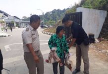 Entikong Perketat Masuknya Unggas TOLAK UNGGAS MASUK. Stasiun Karantina Pertanian Entikong menolak masuknya 4 ekor ayam yang dibawa oleh seorang pelintas batas, Sabtu (11/8). Penolakan ini disaksikan pihak Bea Cukai dan sekuriti PLBN Entikong. FB Badan Karantina Pertanian