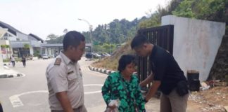 Entikong Perketat Masuknya Unggas TOLAK UNGGAS MASUK. Stasiun Karantina Pertanian Entikong menolak masuknya 4 ekor ayam yang dibawa oleh seorang pelintas batas, Sabtu (11/8). Penolakan ini disaksikan pihak Bea Cukai dan sekuriti PLBN Entikong. FB Badan Karantina Pertanian