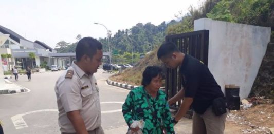 Entikong Perketat Masuknya Unggas TOLAK UNGGAS MASUK. Stasiun Karantina Pertanian Entikong menolak masuknya 4 ekor ayam yang dibawa oleh seorang pelintas batas, Sabtu (11/8). Penolakan ini disaksikan pihak Bea Cukai dan sekuriti PLBN Entikong. FB Badan Karantina Pertanian