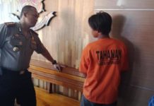 Dibunuh saat Rekan Kerja Sedang Tidur DIALOG. Kombes Wawan Kristiyanto berdialog dengan tersangka di Mapolresta Pontianak, Minggu (12/8). Bangun Subekti-RK