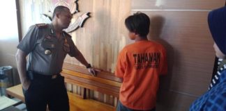 Dibunuh saat Rekan Kerja Sedang Tidur DIALOG. Kombes Wawan Kristiyanto berdialog dengan tersangka di Mapolresta Pontianak, Minggu (12/8). Bangun Subekti-RK