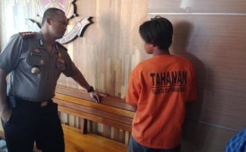 Dibunuh saat Rekan Kerja Sedang Tidur DIALOG. Kombes Wawan Kristiyanto berdialog dengan tersangka di Mapolresta Pontianak, Minggu (12/8). Bangun Subekti-RK