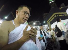 TAWAF. Menag melakukan tawaf di Masjidilharam. FIRZAN SYAHRONI-JAWA POS