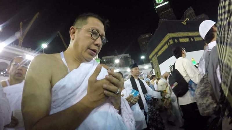 TAWAF. Menag melakukan tawaf di Masjidilharam. FIRZAN SYAHRONI-JAWA POS