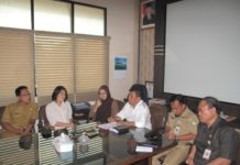 Wahyu Wafat Diduga Encephalitis KONFERENSI PERS. KOMDA KIPI bersama Dinas Kesehatan Kalbar dan Kota Pontianak saat melakukan konferensi pers di ruangan Sekretaris Dinkes Kalbar, Senin (13/8). Maulidi Murni-RK