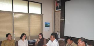 Wahyu Wafat Diduga Encephalitis KONFERENSI PERS. KOMDA KIPI bersama Dinas Kesehatan Kalbar dan Kota Pontianak saat melakukan konferensi pers di ruangan Sekretaris Dinkes Kalbar, Senin (13/8). Maulidi Murni-RK