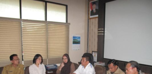Wahyu Wafat Diduga Encephalitis KONFERENSI PERS. KOMDA KIPI bersama Dinas Kesehatan Kalbar dan Kota Pontianak saat melakukan konferensi pers di ruangan Sekretaris Dinkes Kalbar, Senin (13/8). Maulidi Murni-RK