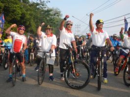 PJ Gubernur Kalbar Dodi Riyadmadji saat melepas Fun Bike, Minggu (12/8). Humas