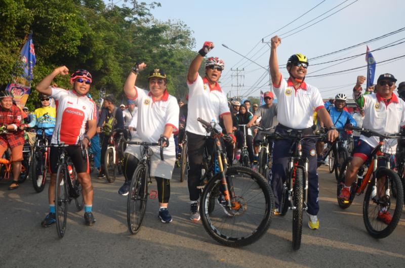 PJ Gubernur Kalbar Dodi Riyadmadji saat melepas Fun Bike, Minggu (12/8). Humas