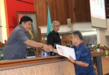 Penyampaian Pemandangan Umum Fraksi-fraksi DPRD Kalbar Paripurna. DPRD Kalbar melaksanakan paripurna tentang penyampaian pemandangan umum fraksi-fraksi DPRD. Terhadap nota penjelasan Gubernur Kalbar tentang Perubahan APBD Kalbar Tahun Anggaran 2018 di Balairungsari, Gedung Parlemen Kalbar, Senin (13/8). Zainudin/RK.