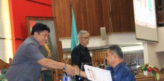 Penyampaian Pemandangan Umum Fraksi-fraksi DPRD Kalbar Paripurna. DPRD Kalbar melaksanakan paripurna tentang penyampaian pemandangan umum fraksi-fraksi DPRD. Terhadap nota penjelasan Gubernur Kalbar tentang Perubahan APBD Kalbar Tahun Anggaran 2018 di Balairungsari, Gedung Parlemen Kalbar, Senin (13/8). Zainudin/RK.