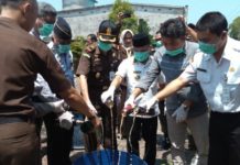 Atbah Gilas Botol Berisi Alkohol PEMUSNAHAN. H. Atbah Romin Suhaili bersama Muhammad Kandi dan lainnya musnahkan barang bukti kejahatan yang telah mempunyai kekuatan hukum tetap di halaman Kejari Sambas, Rabu (15/8). Sairi-RK