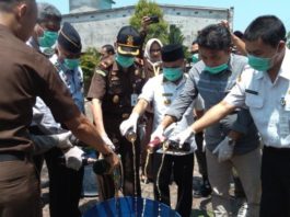 PEMUSNAHAN. H. Atbah Romin Suhaili bersama Muhammad Kandi dan lainnya musnahkan barang bukti kejahatan yang telah mempunyai kekuatan hukum tetap di halaman Kejari Sambas, Rabu (15/8). Sairi-RK