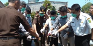 Atbah Gilas Botol Berisi Alkohol PEMUSNAHAN. H. Atbah Romin Suhaili bersama Muhammad Kandi dan lainnya musnahkan barang bukti kejahatan yang telah mempunyai kekuatan hukum tetap di halaman Kejari Sambas, Rabu (15/8). Sairi-RK