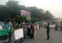 HMI Pontianak Demo, Tuntut Pelaku Karhutla Ditangkap AKSI DAMAI. HMI Pontianak mengggelar aksi damai menyikapi maraknya Karhutla di di Digulis Untan, Rabu sore (15/8). Ambrosius Junius-RK