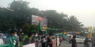 HMI Pontianak Demo, Tuntut Pelaku Karhutla Ditangkap AKSI DAMAI. HMI Pontianak mengggelar aksi damai menyikapi maraknya Karhutla di di Digulis Untan, Rabu sore (15/8). Ambrosius Junius-RK