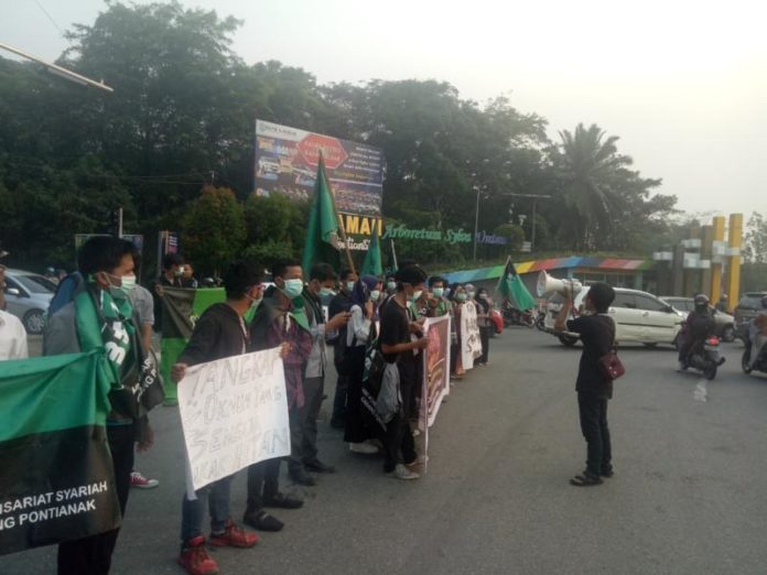 AKSI DAMAI. HMI Pontianak mengggelar aksi damai menyikapi maraknya Karhutla di di Digulis Untan, Rabu sore (15/8). Ambrosius Junius-RK