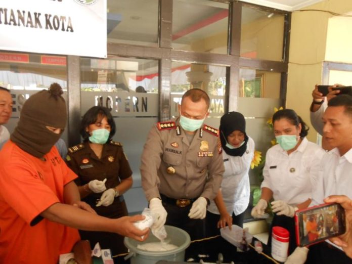 DIRENDAM. Pemusnahan 956 gram sabu, 124 ekstasi, dan 0,66 gram ganja di halaman Mapolresta Pontianak, Rabu (15/8). Andi Ridwansyah-RK