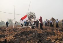 Sanksi Tegas Menanti Pelaku dan Pemilik Lahan EKS KARHUTLA. MASKERAN memperingati HUT ke 73 RI dengan menggelar pengibaran bendera merah putih di lahan eks kebakaran lahan Jalan Sepakat II Ujung, Jumat (17/8). Maulidi Murni-RK