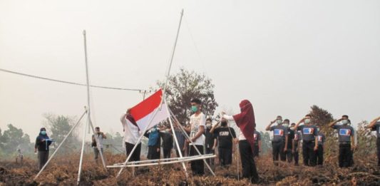 Merdeka! Kalbar Dijajah Asap EKS KARHUTLA. MASKERAN memperingati HUT ke 73 RI dengan menggelar pengibaran bendera merah putih di lahan eks kebakaran lahan Jalan Sepakat II Ujung, Jumat (17/8). Maulidi Murni-RK