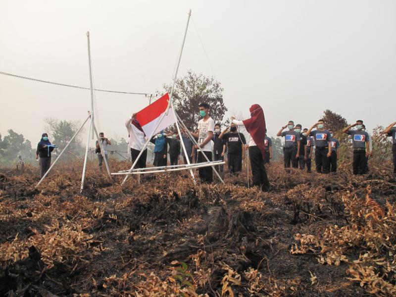 EKS KARHUTLA. MASKERAN memperingati HUT ke 73 RI dengan menggelar pengibaran bendera merah putih di lahan eks kebakaran lahan Jalan Sepakat II Ujung, Jumat (17/8). Maulidi Murni-RK