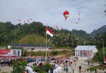 Pertama Kalinya Upacara HUT RI di PLBN Entikong PELEPASAN BALON. Sejumlah pihak melepaskan balon usai pelaksanaan upacara bendera HUT ke 73 Kemerdekaan RI di PLBN Entikong, Jumat (17/8). Ocsya Ade CP-RK