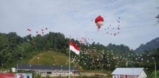 Pertama Kalinya Upacara HUT RI di PLBN Entikong PELEPASAN BALON. Sejumlah pihak melepaskan balon usai pelaksanaan upacara bendera HUT ke 73 Kemerdekaan RI di PLBN Entikong, Jumat (17/8). Ocsya Ade CP-RK