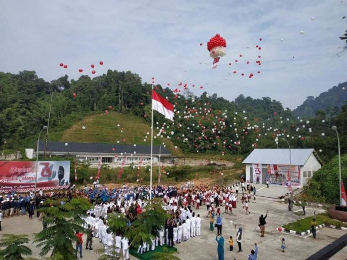 PELEPASAN BALON. Sejumlah pihak melepaskan balon usai pelaksanaan upacara bendera HUT ke 73 Kemerdekaan RI di PLBN Entikong, Jumat (17/8). Ocsya Ade CP-RK