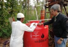 Fakultas Teknik Untan Menyediakan Air Bersih Dosen Fakultas Teknik Untan, Rustamaji (kanan), sedang menjelaskan penggunaan mesin penyaring air kepada Pimpinan Pesantren Darussalam. Foto: Bangun Subekti