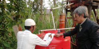 Fakultas Teknik Untan Menyediakan Air Bersih Dosen Fakultas Teknik Untan, Rustamaji (kanan), sedang menjelaskan penggunaan mesin penyaring air kepada Pimpinan Pesantren Darussalam. Foto: Bangun Subekti