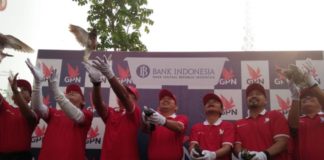 BI Kampanyekan Gerbang Pembayaran Nasional MERPATI. Prijono dan pimpinan perbankan di Kalbar melepas burung merpati sebagai tanda dimulainya kampanye GPN yang diselenggarakan di halaman Ayani Megamall Pontianak, Minggu (19/8). Nova Sari-RK