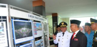 Sayembara Tugu Kubu Raya Masuk Babak Akhir Rancangan Tugu. Bupati Kubu Raya, H Rusman Ali didampingi Ketua DPRD Kubu Raya, Bambang Ganefo Putra melihat hasil rancangan sayembara Tugu Kubu Raya di Kantor Bupati Kubu Raya, baru-baru ini. Syamsul Arifin/RK.