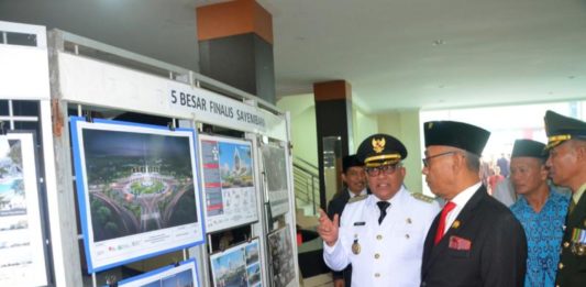 Sayembara Tugu Kubu Raya Masuk Babak Akhir Rancangan Tugu. Bupati Kubu Raya, H Rusman Ali didampingi Ketua DPRD Kubu Raya, Bambang Ganefo Putra melihat hasil rancangan sayembara Tugu Kubu Raya di Kantor Bupati Kubu Raya, baru-baru ini. Syamsul Arifin/RK.