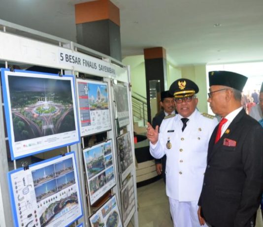 Sayembara Tugu Kubu Raya Masuk Babak Akhir Rancangan Tugu. Bupati Kubu Raya, H Rusman Ali didampingi Ketua DPRD Kubu Raya, Bambang Ganefo Putra melihat hasil rancangan sayembara Tugu Kubu Raya di Kantor Bupati Kubu Raya, baru-baru ini. Syamsul Arifin/RK.