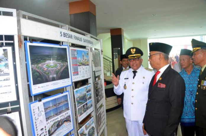 Rancangan Tugu. Bupati Kubu Raya, H Rusman Ali didampingi Ketua DPRD Kubu Raya, Bambang Ganefo Putra melihat hasil rancangan sayembara Tugu Kubu Raya di Kantor Bupati Kubu Raya, baru-baru ini. Syamsul Arifin/RK.