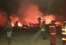 Sawmil di Roban Hangus PEMADAMAN. Petugas pemadam kebakaran memadamkan api di sawmil di Gang Bakti, Kelurahan Roban, Kecamatan Singkawang Tengah, Minggu (19/8)--SUHENDRA