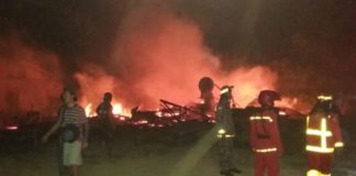 Sawmil di Roban Hangus PEMADAMAN. Petugas pemadam kebakaran memadamkan api di sawmil di Gang Bakti, Kelurahan Roban, Kecamatan Singkawang Tengah, Minggu (19/8)--SUHENDRA