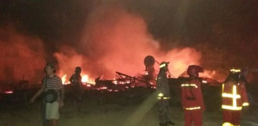 Sawmil di Roban Hangus PEMADAMAN. Petugas pemadam kebakaran memadamkan api di sawmil di Gang Bakti, Kelurahan Roban, Kecamatan Singkawang Tengah, Minggu (19/8)--SUHENDRA