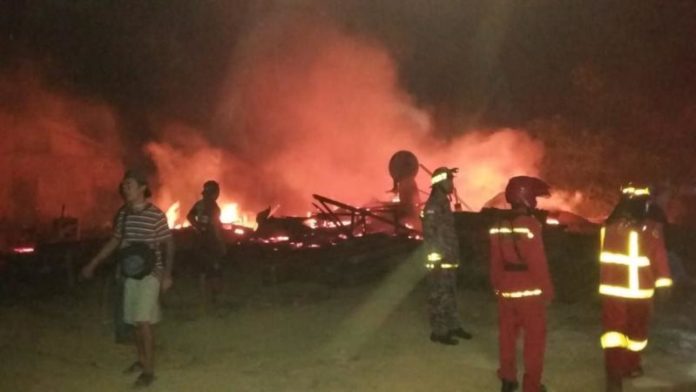 PEMADAMAN. Petugas pemadam kebakaran memadamkan api di sawmil di Gang Bakti, Kelurahan Roban, Kecamatan Singkawang Tengah, Minggu (19/8)--SUHENDRA