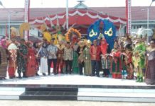 Karnaval Tenun Sambas Pertama di Kalbar KARNAVAL TENUN. Bupati Sambas H Atbah Romin Suhaili Lc, Wakil Bupati Sambas Hj Hairiah SH MH, Kapolres Sambas AKBP Cahyo Hadi Prabowo, Kasi Intel Kejari Sambas Heri, Kepala Diskumindag Sambas Ir Musanif MT foto bersama peserta Karnaval Tenun Sambas, Minggu (19/8) di Halaman Kantor Bupati Sambas. Sairi